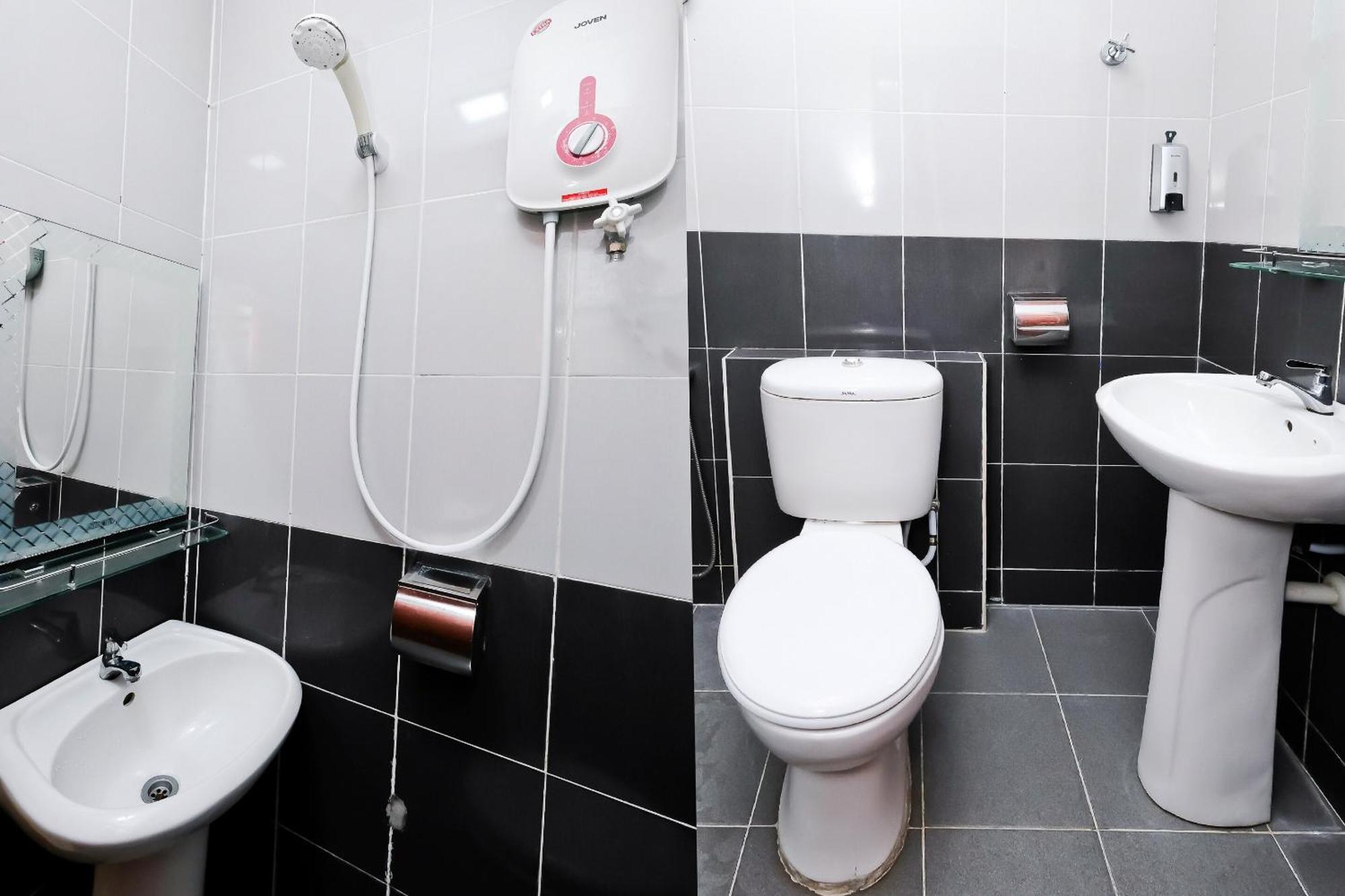 Oyo 714 Arina Hotel Бангі Екстер'єр фото