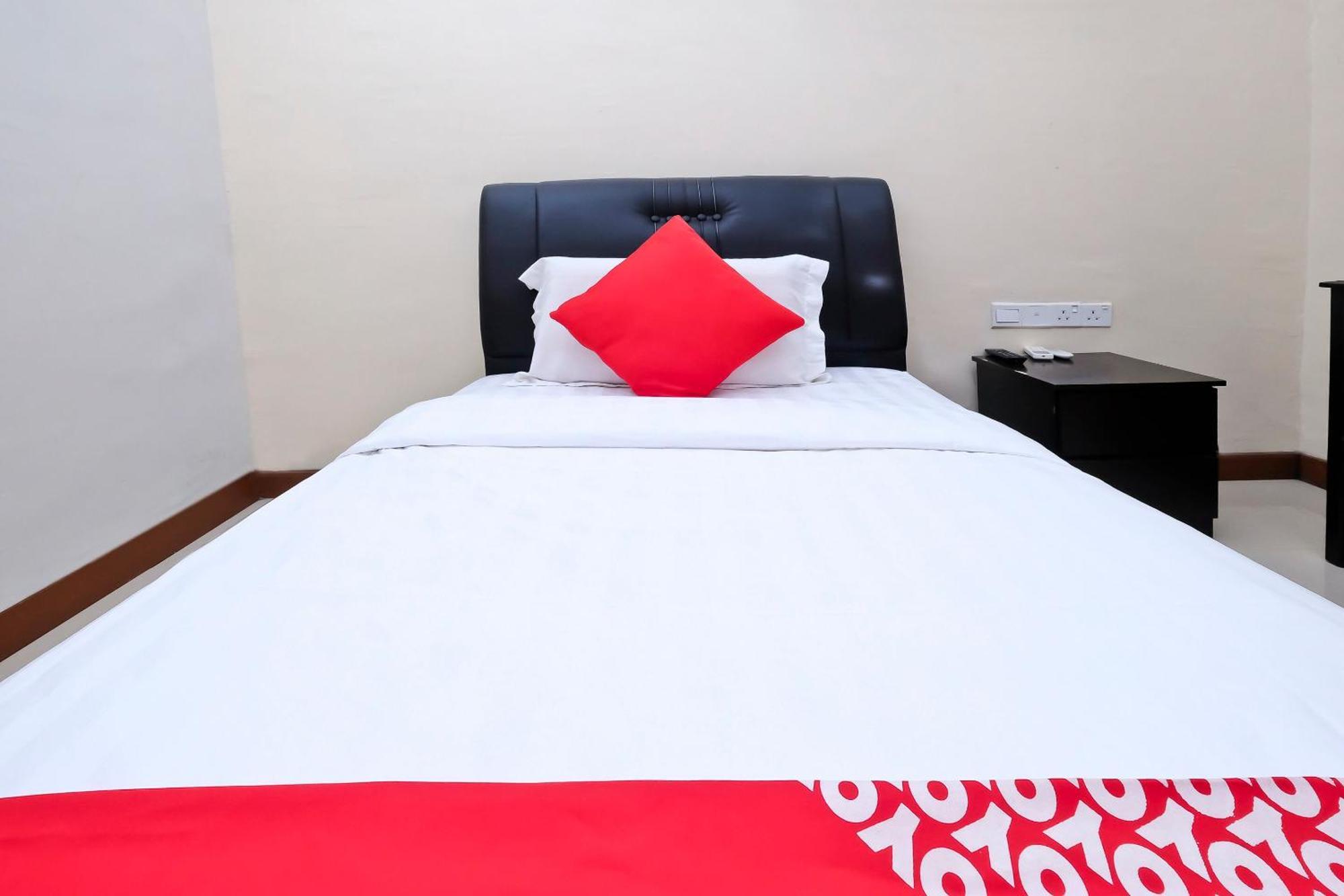 Oyo 714 Arina Hotel Бангі Екстер'єр фото