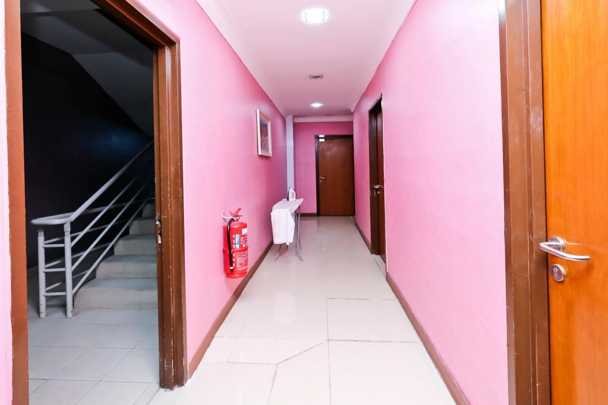 Oyo 714 Arina Hotel Бангі Екстер'єр фото